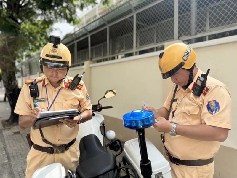 Đỗ xe nơi cấm đỗ theo lời bảo vệ bị CSGT phạt: Ai chịu?- Ảnh 3. Đỗ xe nơi cấm đỗ theo lời bảo vệ bị CSGT phạt: Ai chịu?- Ảnh 3.