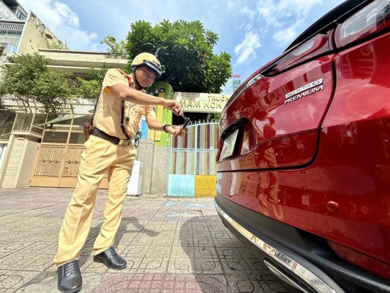 Dừng xe 10 giây ở đường có biển cấm dừng đỗ, tài xế vẫn bị CSGT phạt - Ảnh 3.