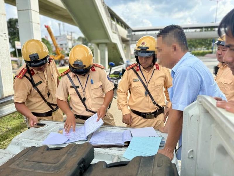 CSGT TP.HCM phạt nhiều tài xế xe khách, container vì lỗi không ngờ tới - Ảnh 3.