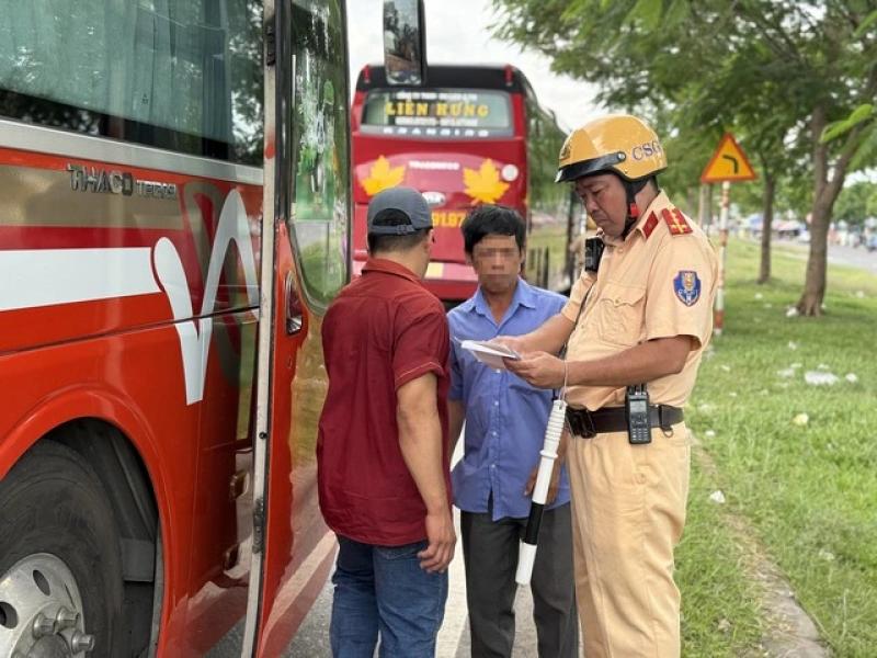 CSGT TP.HCM ra quân kiểm tra xe kinh doanh vận tải: Hơn 1.000 tài xế bị phạt - Ảnh 1.