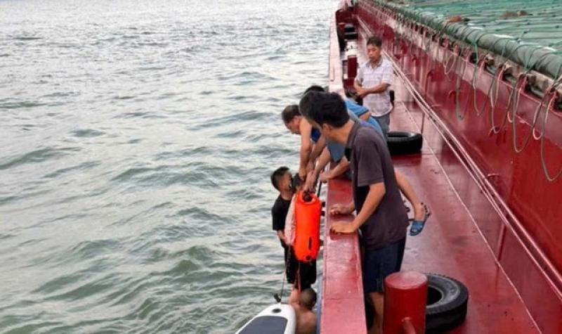 Cứu sống 2 bố con bị sóng biển cuốn trôi sau 1 đêm lênh đênh trên biển - Ảnh 1.