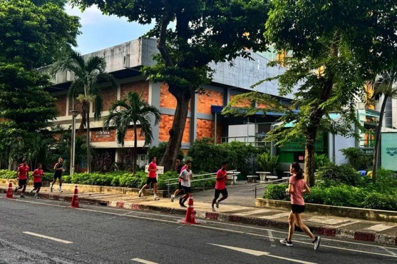 Du học sinh Việt ở Thái Lan được trường trấn an trong bối cảnh căng thẳng - Ảnh 1.