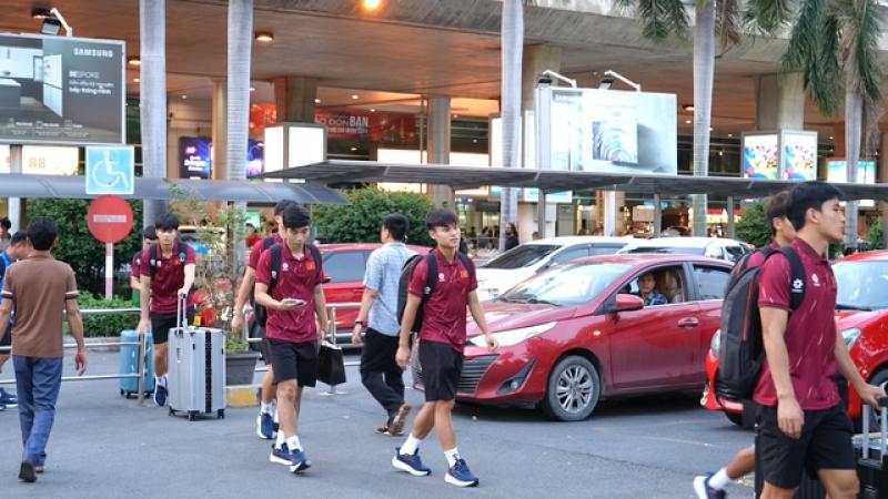 Quốc Việt rủ Đình Bắc, Văn Khang,... nhảy TikTok theo trend cực hài hước ở sân bay - Ảnh 3. Quốc Việt rủ Đình Bắc, Văn Khang,... nhảy TikTok theo trend cực hài hước ở sân bay - Ảnh 3.