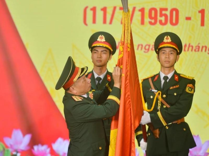 Nhà xuất bản Quân đội nhân dân nhận Huân chương bảo vệ Tổ quốc hạng ba- Ảnh 1. Nhà xuất bản Quân đội nhân dân nhận Huân chương bảo vệ Tổ quốc hạng ba- Ảnh 1.