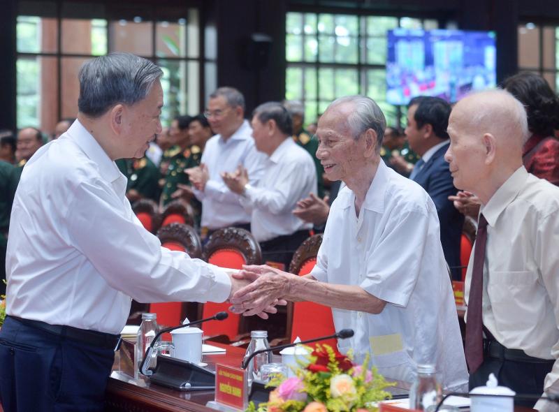 Hành trình tìm đồng đội của Anh hùng Lực lượng vũ trang Huỳnh Trí đầy cảm động - Ảnh 1. Hành trình tìm đồng đội của Anh hùng Lực lượng vũ trang Huỳnh Trí đầy cảm động - Ảnh 1.
