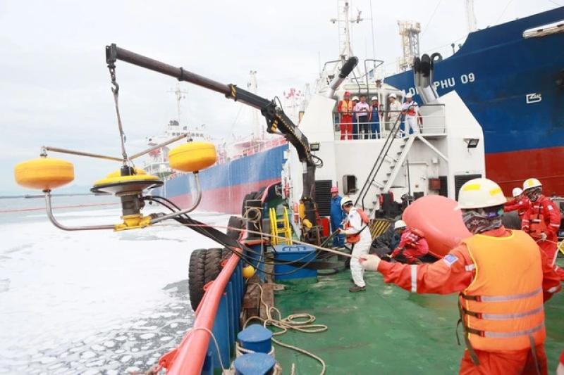 Nhà máy lọc dầu Dung Quất cung cấp 200.000 m³ nhiên liệu đặc chủng cho quốc phòng- Ảnh 1. Nhà máy lọc dầu Dung Quất cung cấp 200.000 m³ nhiên liệu đặc chủng cho quốc phòng- Ảnh 1.