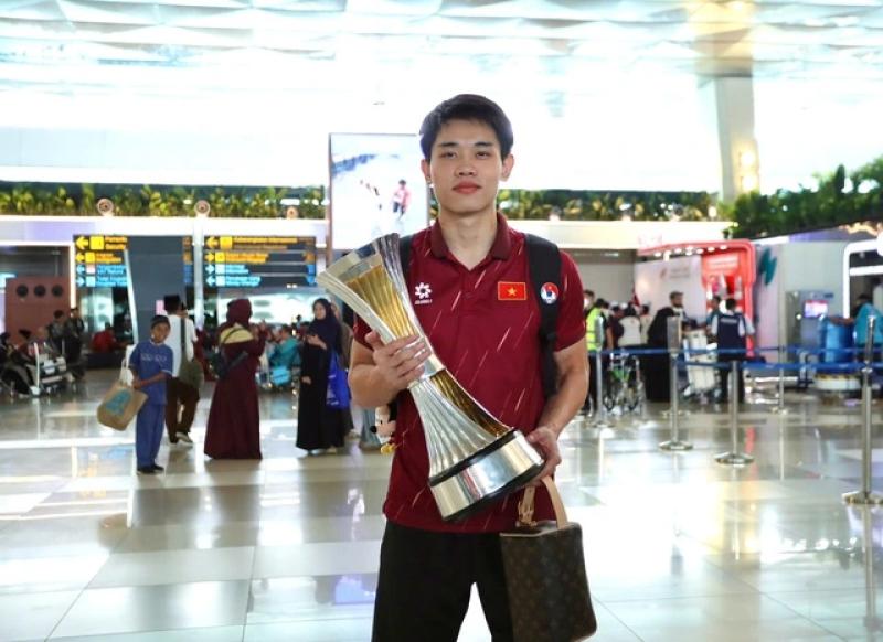Đình Bắc ‘khệ nệ’ cầm cúp, CĐV Indonesia xin chữ ký U.23 Việt Nam ở sân bay- Ảnh 1. Đình Bắc ‘khệ nệ’ cầm cúp, CĐV Indonesia xin chữ ký U.23 Việt Nam ở sân bay- Ảnh 1.