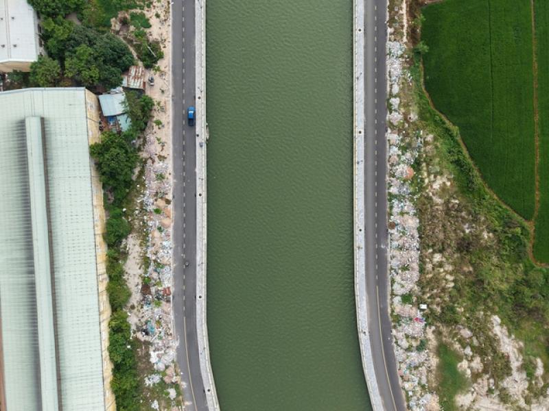 Gia Lai: Rác thải ngập tràn hai bên đường hệ thống thoát lũ 600 tỉ đồng- Ảnh 2. Gia Lai: Rác thải ngập tràn hai bên đường hệ thống thoát lũ 600 tỉ đồng- Ảnh 2.