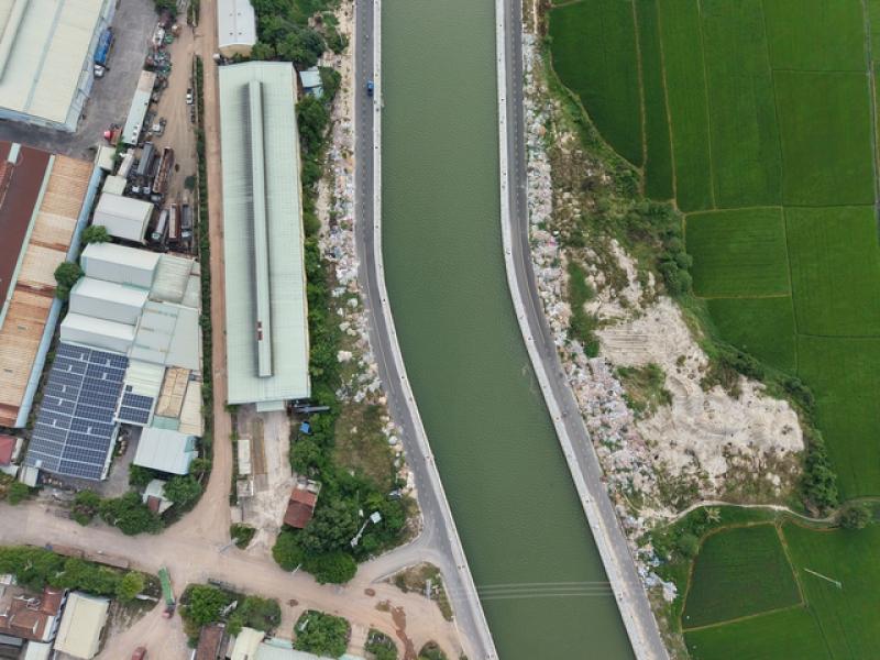 Gia Lai: Rác thải ngập tràn hai bên đường hệ thống thoát lũ 600 tỉ đồng- Ảnh 8. Gia Lai: Rác thải ngập tràn hai bên đường hệ thống thoát lũ 600 tỉ đồng- Ảnh 8.