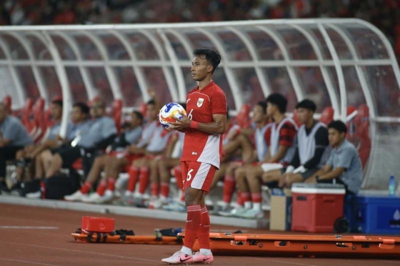 HLV Kim cử 'trinh sát' đi do thám và chiếc khăn lau bóng trứ danh của U.23 Indonesia- Ảnh 2. HLV Kim cử 'trinh sát' đi do thám và chiếc khăn lau bóng trứ danh của U.23 Indonesia- Ảnh 2.