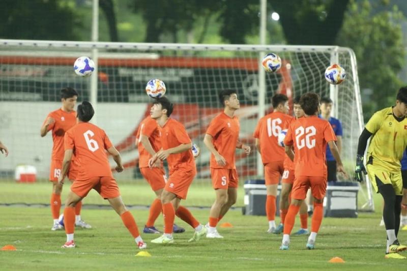 Nóng: Lý Đức bị chấn thương cổ chân, HLV Kim Sang-sik và U.23 Việt Nam ‘nội soi’ Philippines- Ảnh 2. Nóng: Lý Đức bị chấn thương cổ chân, HLV Kim Sang-sik và U.23 Việt Nam ‘nội soi’ Philippines- Ảnh 2.
