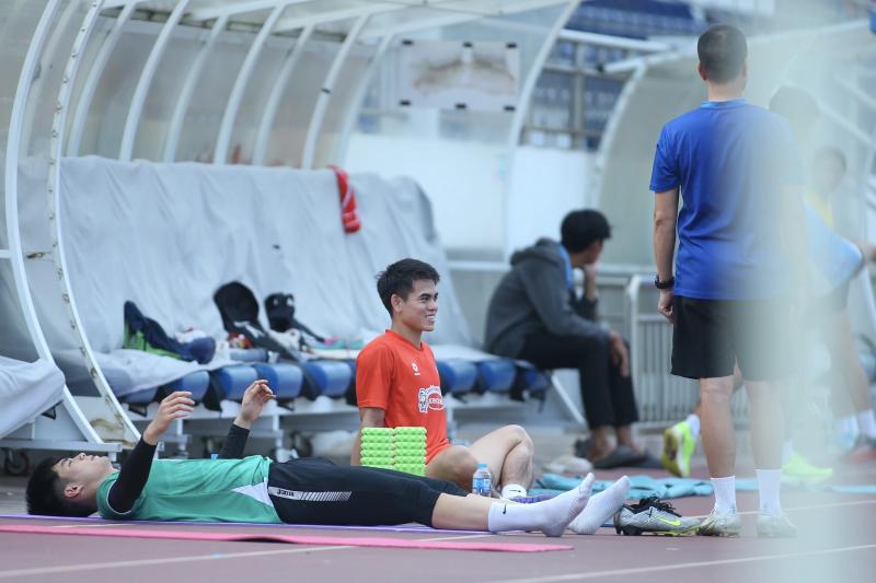 U.23 Việt Nam khí thế hừng hực, HLV Kim Sang-sik đích thân thị phạm! - Ảnh 3.