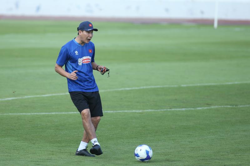 U.23 Việt Nam khí thế hừng hực, HLV Kim Sang-sik đích thân thị phạm! - Ảnh 2.