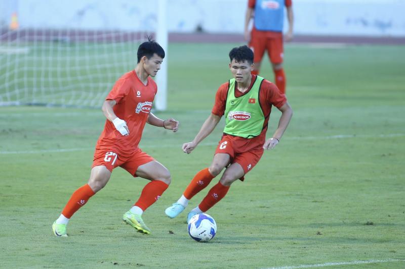 U.23 Việt Nam khí thế hừng hực, HLV Kim Sang-sik đích thân thị phạm! - Ảnh 7.