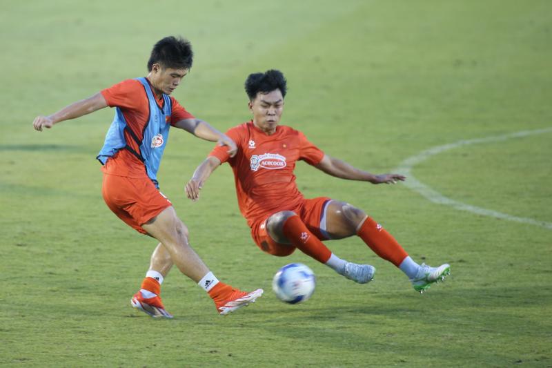 U.23 Việt Nam khí thế hừng hực, HLV Kim Sang-sik đích thân thị phạm! - Ảnh 6.