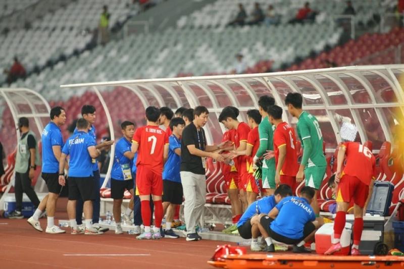 HLV Kim Sang-sik cảm xúc bùng nổ hệt như ông Park Hang-seo trong ngày vào chung kết- Ảnh 7. HLV Kim Sang-sik cảm xúc bùng nổ hệt như ông Park Hang-seo trong ngày vào chung kết- Ảnh 7.