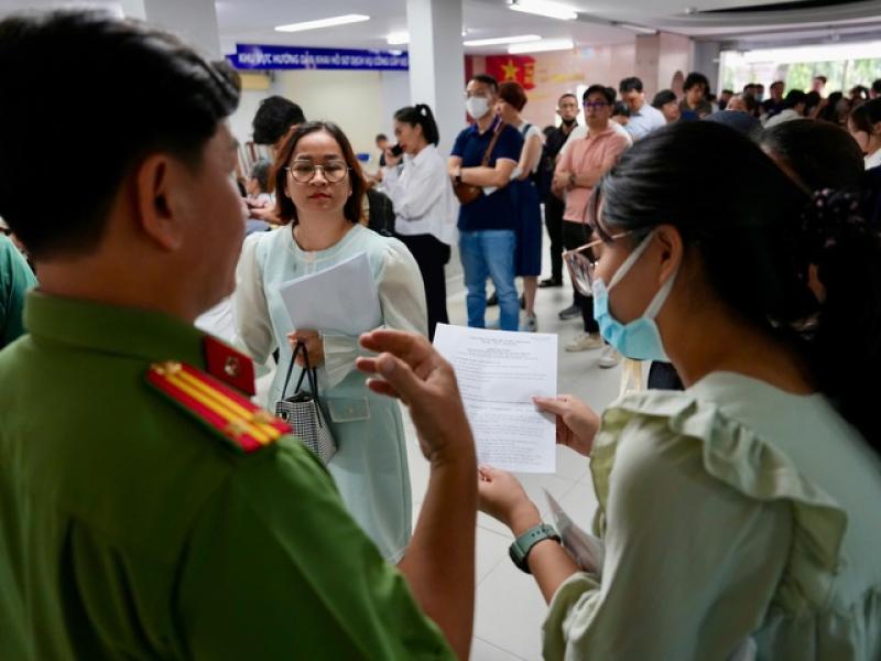 Ngày đầu chính quyền 2 cấp: Người dân TP.HCM xếp hàng từ sớm làm hộ chiếu - Ảnh 8.