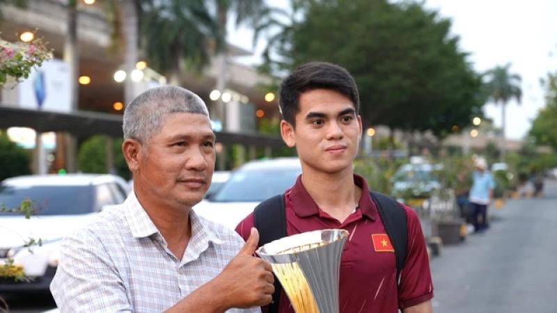 Quốc Việt rủ Đình Bắc, Văn Khang,... nhảy TikTok theo trend cực hài hước ở sân bay - Ảnh 5. Quốc Việt rủ Đình Bắc, Văn Khang,... nhảy TikTok theo trend cực hài hước ở sân bay - Ảnh 5.