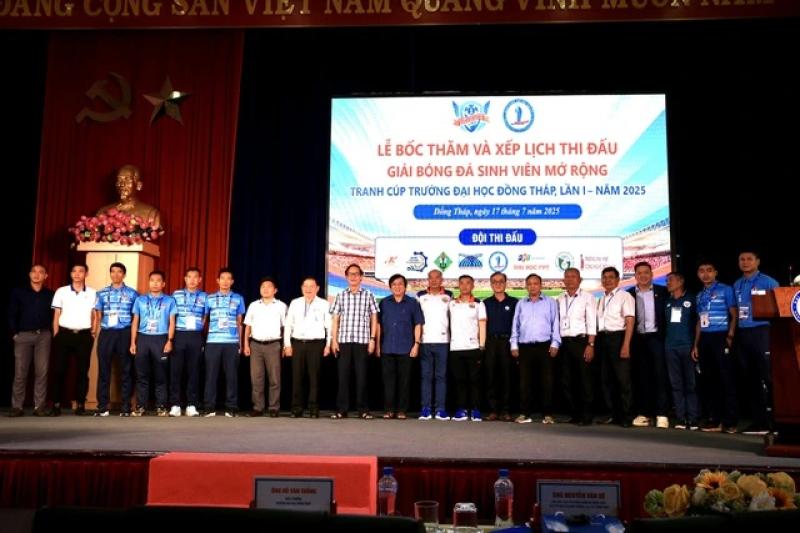 Trường Đại học Đồng Tháp tổ chức giải sinh viên, khánh thành mặt sân tiền tỉ- Ảnh 2. Trường Đại học Đồng Tháp tổ chức giải sinh viên, khánh thành mặt sân tiền tỉ- Ảnh 2.