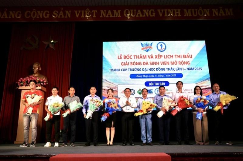 Trường Đại học Đồng Tháp tổ chức giải sinh viên, khánh thành mặt sân tiền tỉ- Ảnh 5. Trường Đại học Đồng Tháp tổ chức giải sinh viên, khánh thành mặt sân tiền tỉ- Ảnh 5.