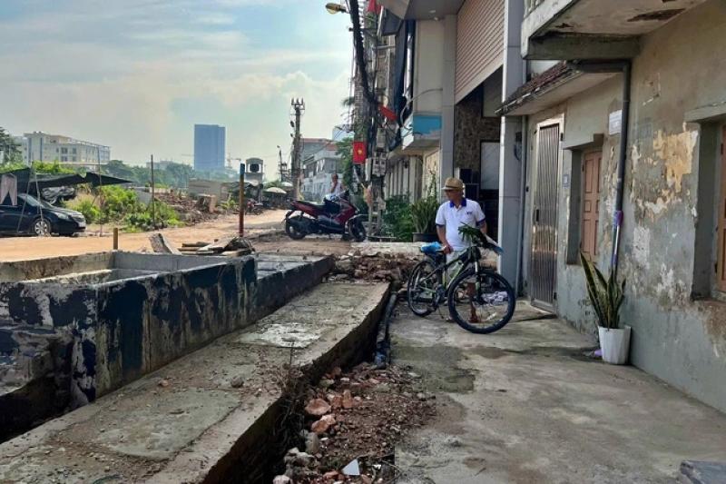 Dân lo phải 'chui' ra khỏi nhà vì làm đường cao hơn nền nhà hơn 1 m - Ảnh 1.