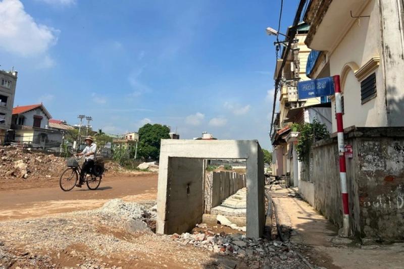Dân lo phải 'chui' ra khỏi nhà vì làm đường cao hơn nền nhà hơn 1 m - Ảnh 6.