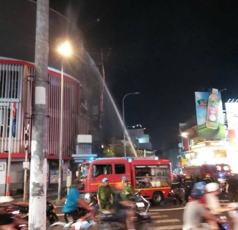 TP.HCM: Phường Vườn Lài báo cáo vụ cháy tòa nhà ở vòng xoay Lý Thái Tổ- Ảnh 2. TP.HCM: Phường Vườn Lài báo cáo vụ cháy tòa nhà ở vòng xoay Lý Thái Tổ- Ảnh 2.