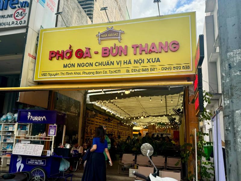 Những hàng quán, dịch vụ đầu tiên gắn biển hiệu cập nhật tên phường mới ở TP.HCM - Ảnh 1.