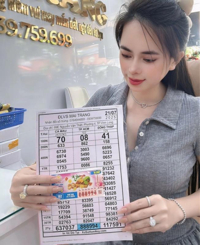 Trúng độc đắc 2 tỉ, nam công nhân về quê đổi thưởng, nhận hết tiền mặt - Ảnh 1.