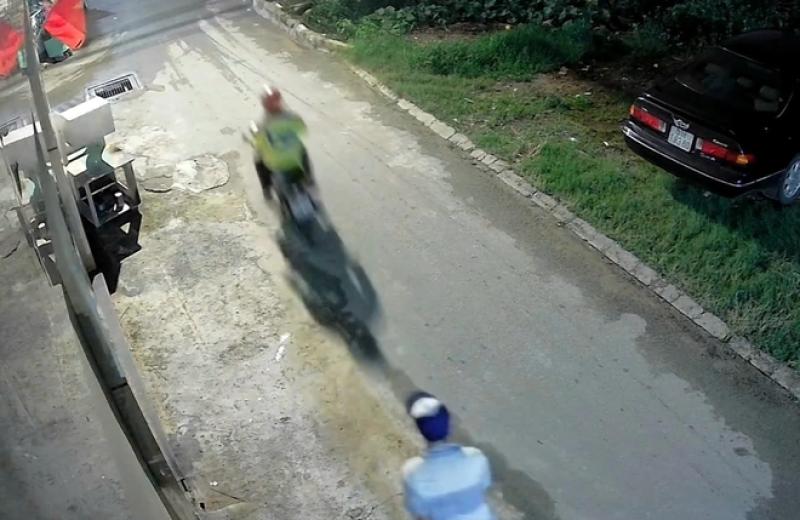TP.HCM: Người khuyết tật tội nghiệp bị lừa giật 110 tờ vé số- Ảnh 2. TP.HCM: Người khuyết tật tội nghiệp bị lừa giật 110 tờ vé số- Ảnh 2.