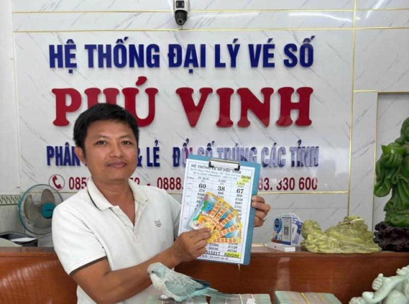 Hai người trúng độc đắc 10 tỉ, thuê xe 16 chỗ đến đại lý nhận tiền mặt - Ảnh 1.