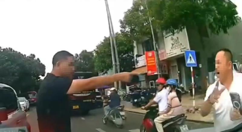 Tài xế 'tung cước' khiến người khác gãy xương sườn là ai?- Ảnh 1.