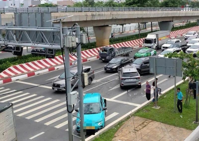 TP.HCM: Ô tô nổ lốp gây tai nạn liên hoàn trên đường Võ Văn Kiệt - Ảnh 1.