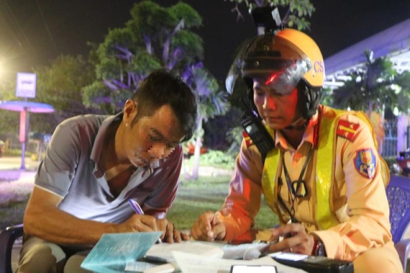 Chạy quá tốc độ trong đêm bị CSGT phạt, tài xế giải thích do 'mắc vệ sinh' - Ảnh 3.