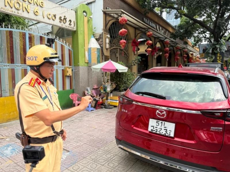 Đỗ xe nơi cấm đỗ theo lời bảo vệ bị CSGT phạt: Ai chịu?- Ảnh 2. Đỗ xe nơi cấm đỗ theo lời bảo vệ bị CSGT phạt: Ai chịu?- Ảnh 2.