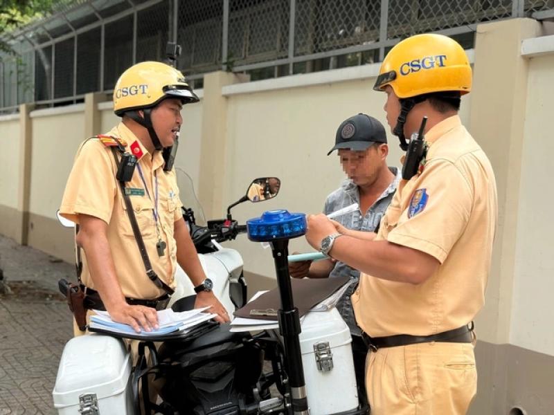 Dừng xe 10 giây ở đường có biển cấm dừng đỗ, tài xế vẫn bị CSGT phạt - Ảnh 5.