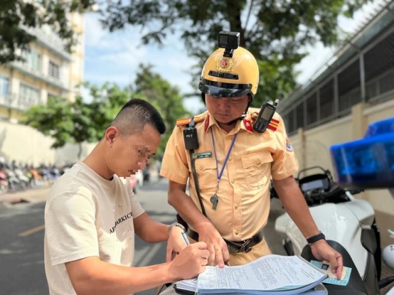 Bật đèn cảnh báo dừng xe ở đường cấm dừng đỗ vẫn bị CSGT phạt: Vì sao? - Ảnh 1.
