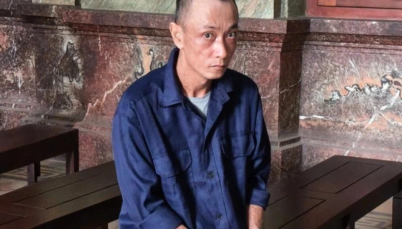 Bị rào lại lối đi nhờ, lái ô tô tông thẳng vào người hàng xóm- Ảnh 1. Bị rào lại lối đi nhờ, lái ô tô tông thẳng vào người hàng xóm- Ảnh 1.