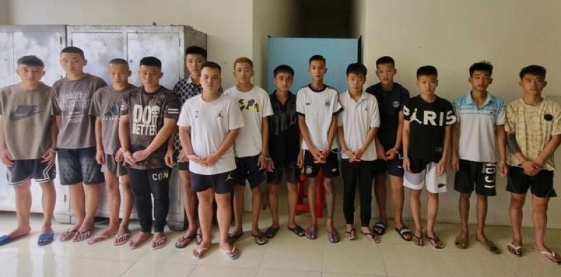 Tạm giữ hình sự 14 thanh niên gây náo loạn trên đường - Ảnh 1.