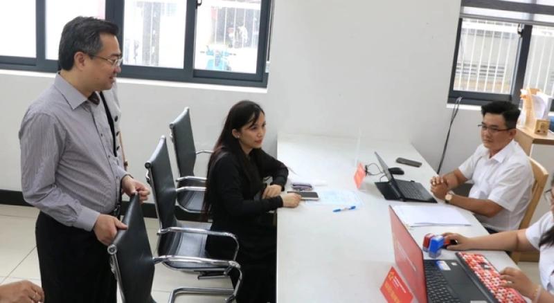 Ông Nguyễn Thanh Nghị thăm hỏi người dân ở phường- Ảnh 3.