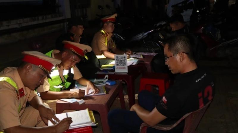 CSGT Đồng Nai hóa trang, theo dõi gần quán nhậu xử lý vi phạm nồng độ cồn- Ảnh 8. CSGT Đồng Nai hóa trang, theo dõi gần quán nhậu xử lý vi phạm nồng độ cồn- Ảnh 8.