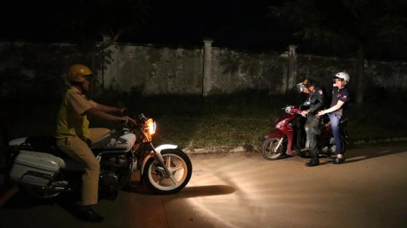 CSGT Đồng Nai hóa trang, theo dõi gần quán nhậu xử lý vi phạm nồng độ cồn- Ảnh 4. CSGT Đồng Nai hóa trang, theo dõi gần quán nhậu xử lý vi phạm nồng độ cồn- Ảnh 4.