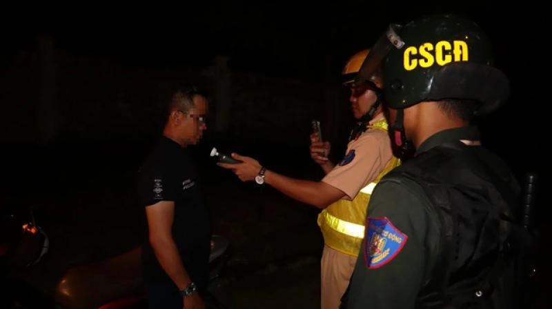 CSGT Đồng Nai hóa trang, theo dõi gần quán nhậu xử lý vi phạm nồng độ cồn- Ảnh 3. CSGT Đồng Nai hóa trang, theo dõi gần quán nhậu xử lý vi phạm nồng độ cồn- Ảnh 3.