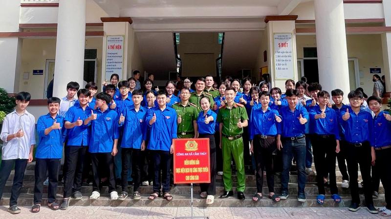 Áo xanh tình nguyện hỗ trợ người dân sử dụng dịch vụ công trực tuyến tại thanh hóa - Ảnh 1. Áo xanh tình nguyện hỗ trợ người dân sử dụng dịch vụ công trực tuyến tại thanh hóa - Ảnh 1.