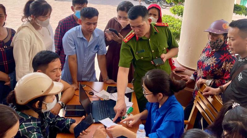 Áo xanh tình nguyện hỗ trợ người dân sử dụng dịch vụ công trực tuyến tại thanh hóa - Ảnh 6. Áo xanh tình nguyện hỗ trợ người dân sử dụng dịch vụ công trực tuyến tại thanh hóa - Ảnh 6.