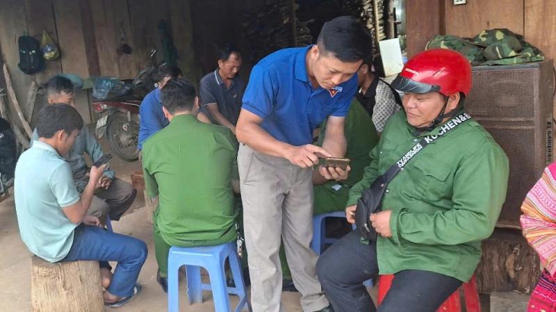 Hình ảnh thanh niên tình nguyện vượt 20 km đường rừng núi giúp người dân biên giới- Ảnh 8. Hình ảnh thanh niên tình nguyện vượt 20 km đường rừng núi giúp người dân biên giới- Ảnh 8.