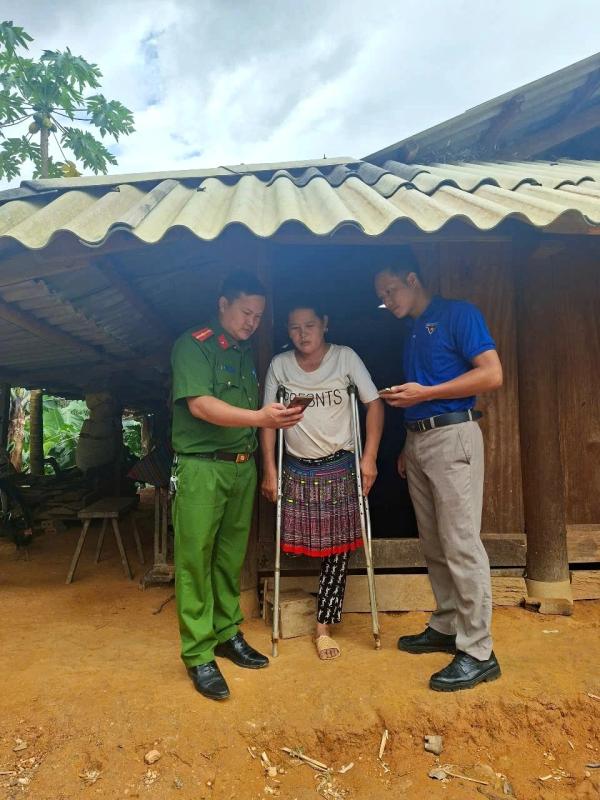Hình ảnh thanh niên tình nguyện vượt 20 km đường rừng núi giúp người dân biên giới- Ảnh 6. Hình ảnh thanh niên tình nguyện vượt 20 km đường rừng núi giúp người dân biên giới- Ảnh 6.