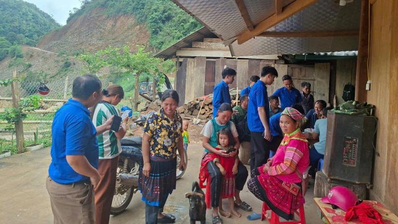 Hình ảnh thanh niên tình nguyện vượt 20 km đường rừng núi giúp người dân biên giới- Ảnh 4. Hình ảnh thanh niên tình nguyện vượt 20 km đường rừng núi giúp người dân biên giới- Ảnh 4.