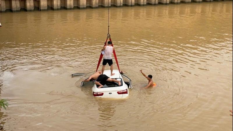 Xe ô tô lao xuống sông, 2 người được cứu sống- Ảnh 1. Xe ô tô lao xuống sông, 2 người được cứu sống- Ảnh 1.