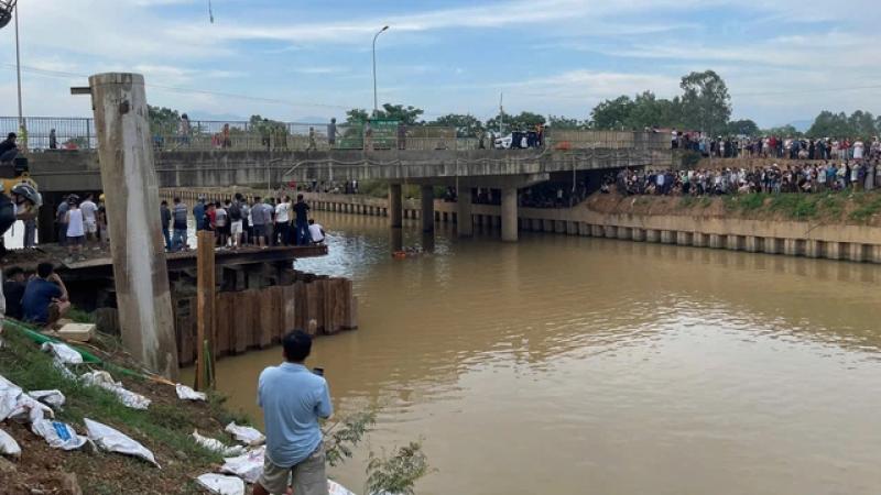 Xe ô tô lao xuống sông, 2 người được cứu sống- Ảnh 2. Xe ô tô lao xuống sông, 2 người được cứu sống- Ảnh 2.
